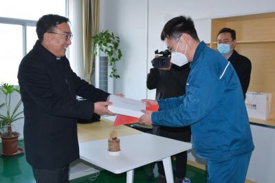 山东省潍坊市人大常委会副主任范福生莅临山东BB电子药业指导慰问
